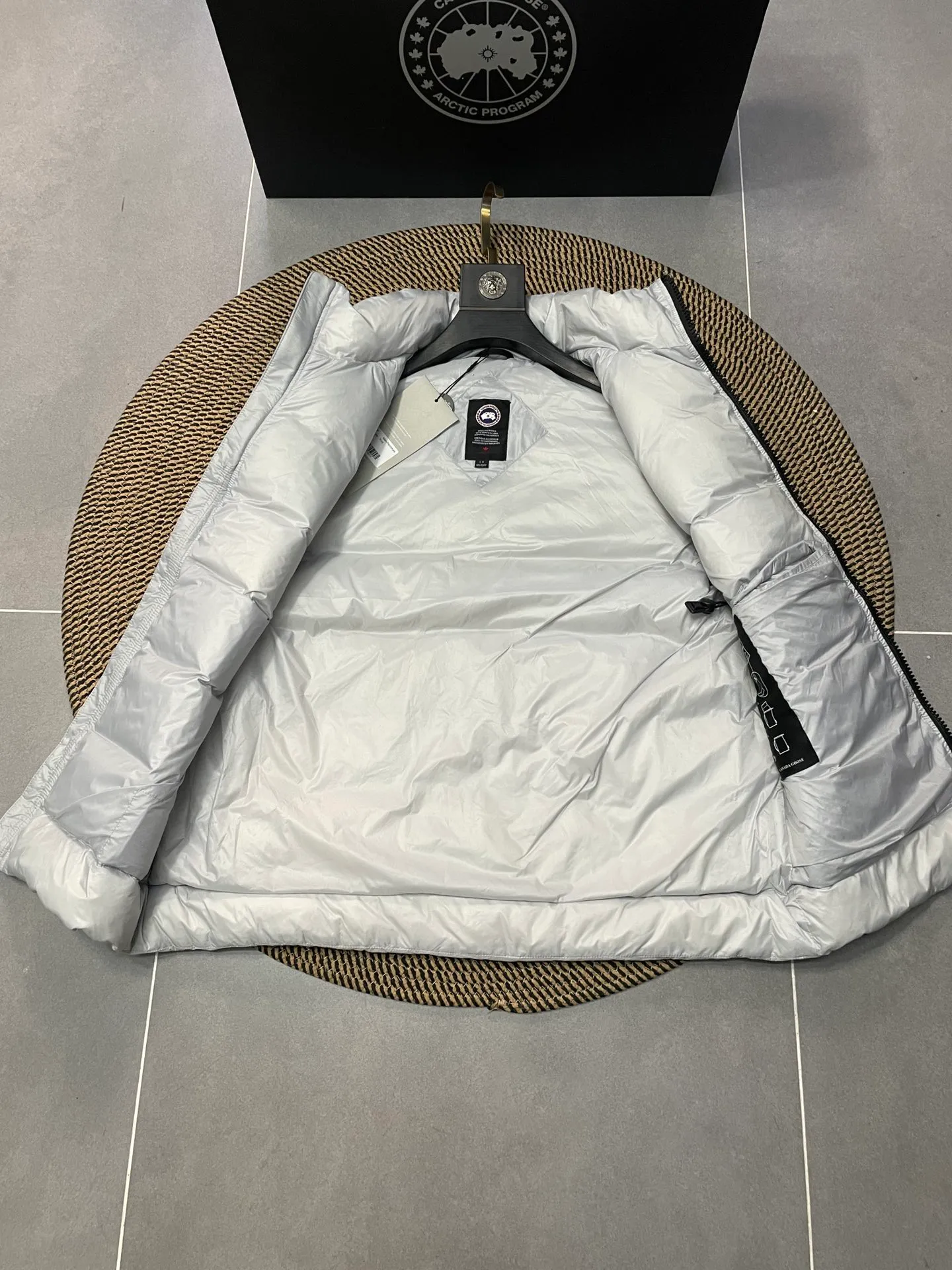 P560 Canadian brand CanadaGoose men's and women's CROFTON lightweight down vest 2229M DWR water-repellent treatment WindWall windproof fabric 700 fleece filling original mold opening details one to one production The upper body effect is stunning Exclusively available on the Xiaohongshu purchasing platform The highest version on the market Size: XS S M L XL XXL